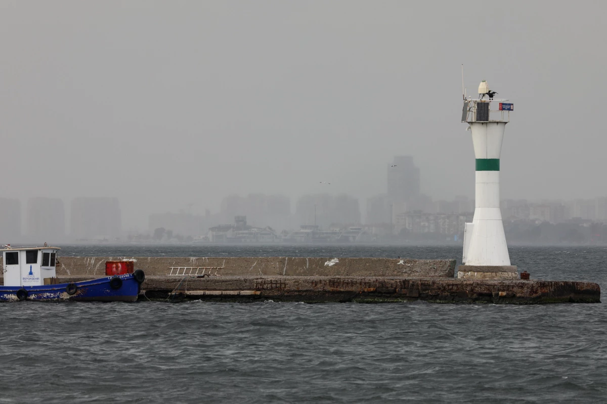 İzmir\'de hava muhalefeti nedeniyle iptal edilen vapur seferleri yeniden başladı