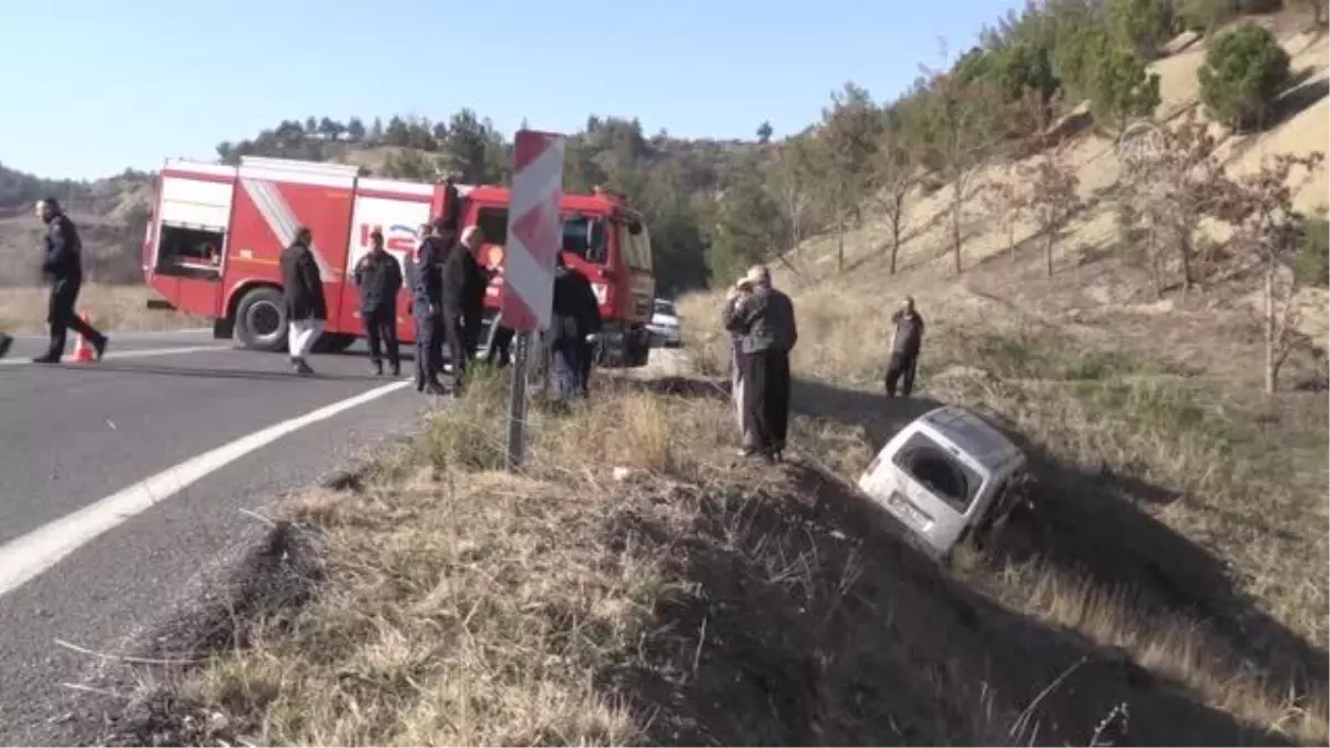 KAHRAMANMARAŞ - Hafif ticari aracın şarampole devrildiği kazada 4 kişi yaralandı