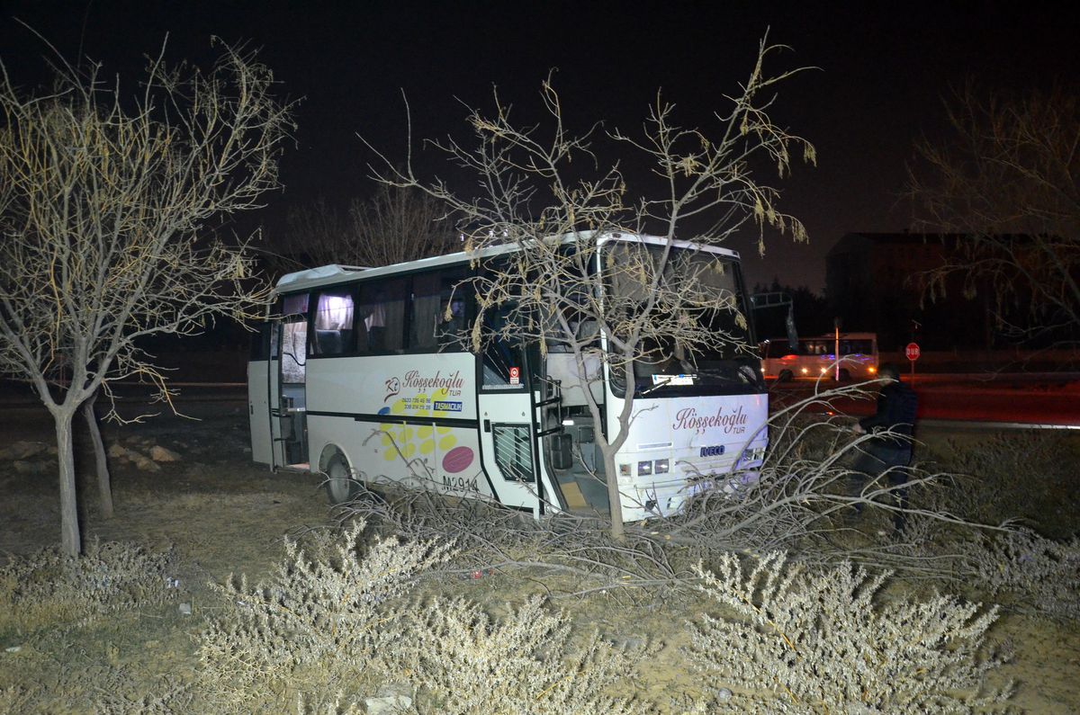 Karaman\'da yoldan çıkan işçi midibüsündeki 7 kişi yaralandı