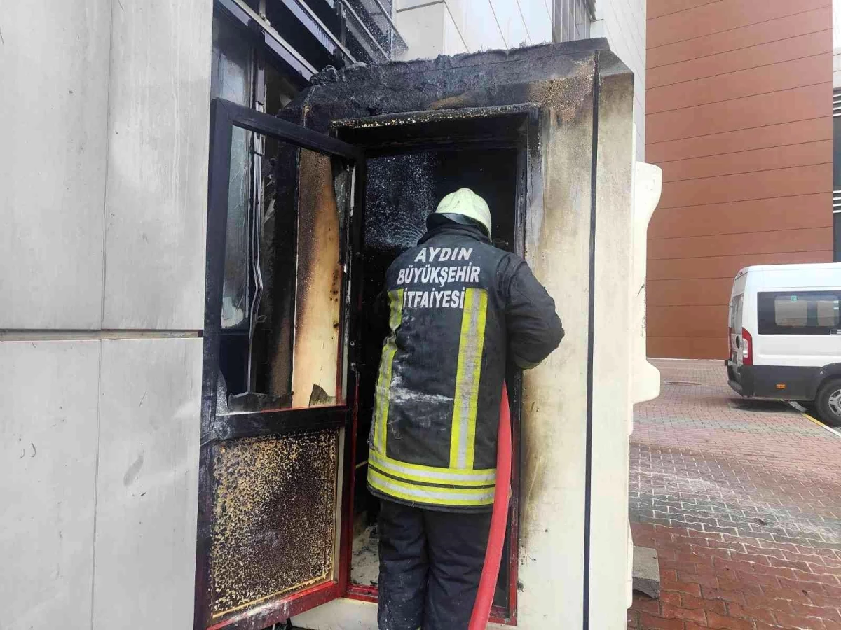 Kuşadası Devlet Hastanesi\'nin güvenlik kulübesinde çıkan yangın paniğe neden oldu