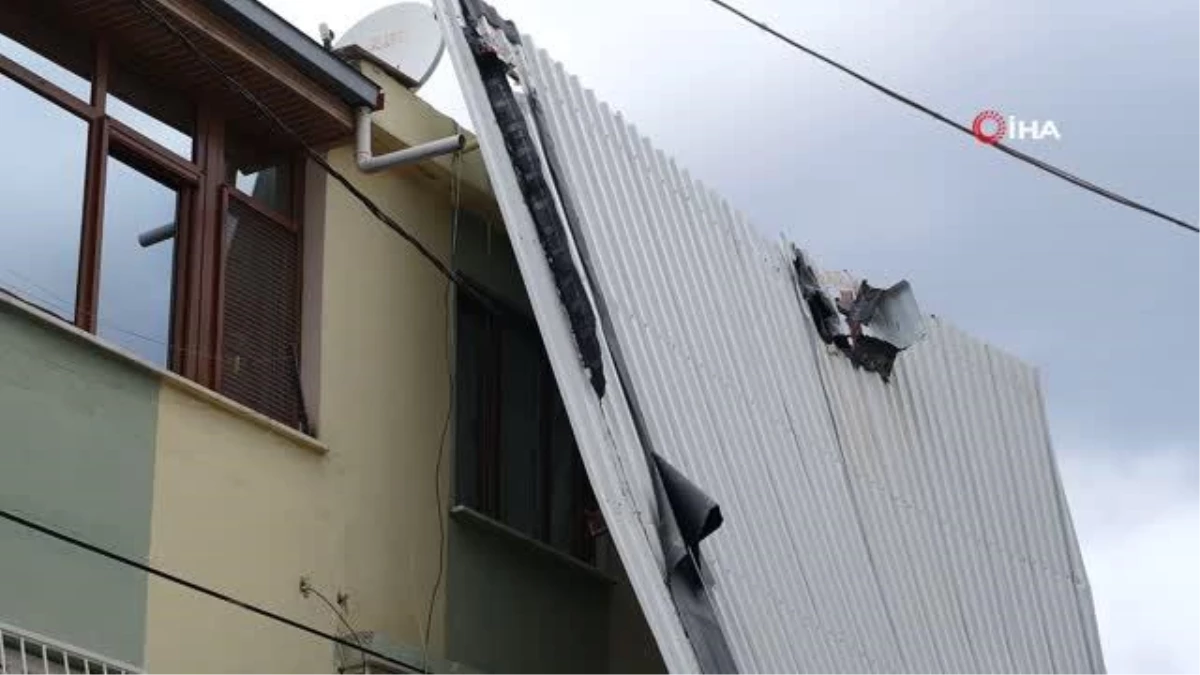 Manisa\'da şiddetli rüzgar çatıyı uçurdu