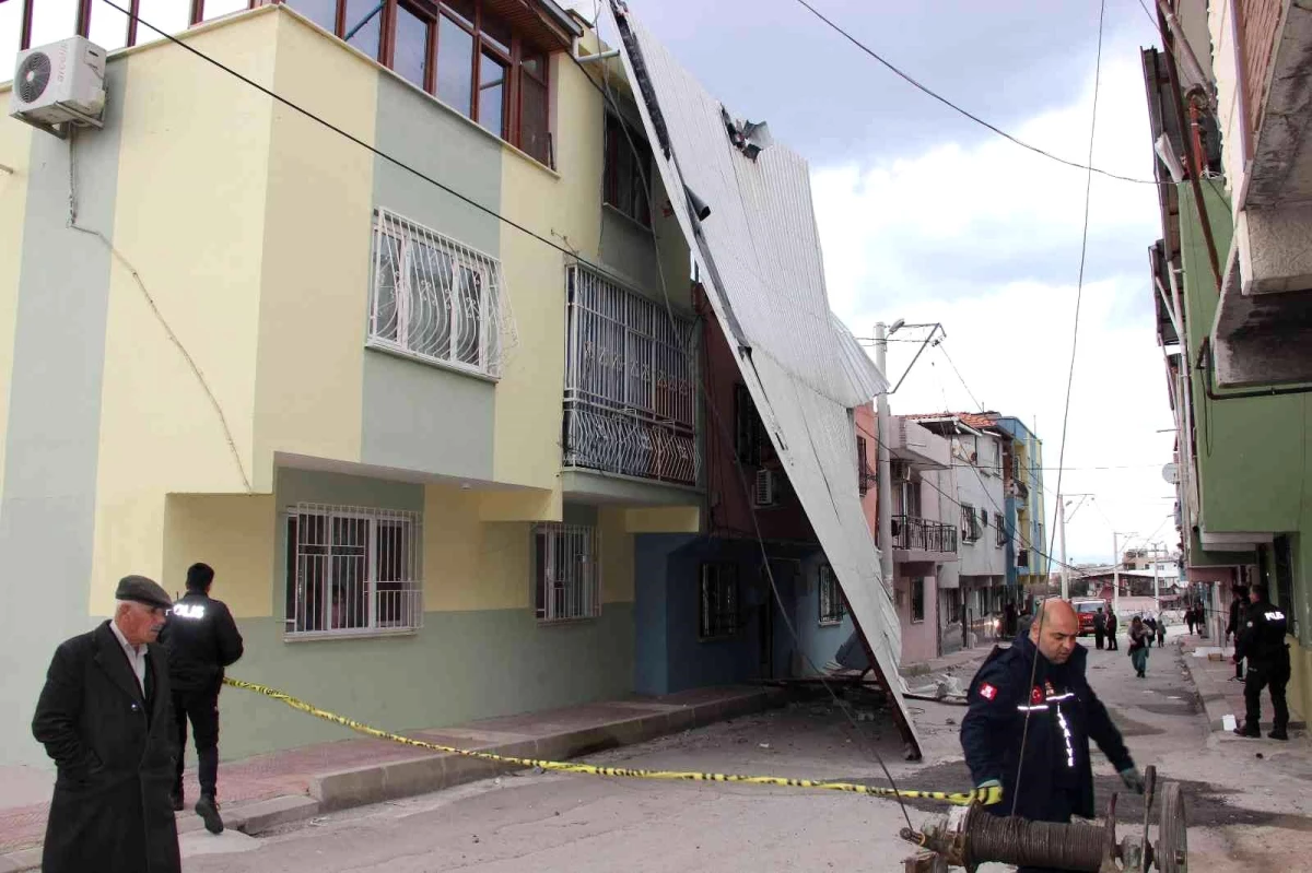 Manisa\'da şiddetli rüzgar çatıyı uçurdu