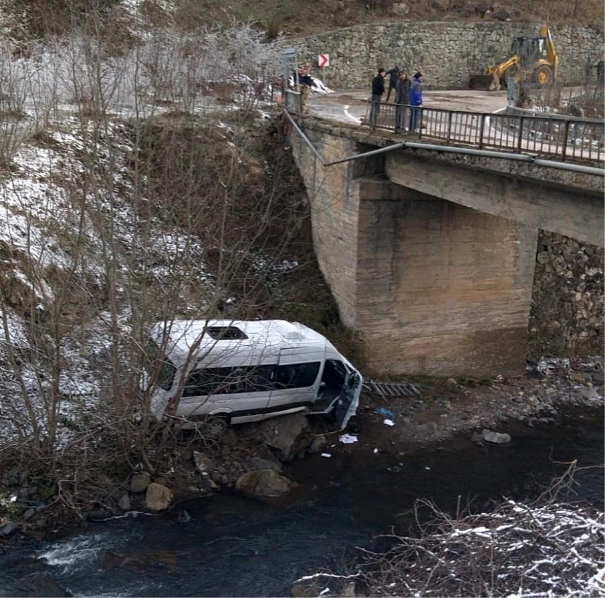 Ordu\'da öğrenci servisi köprüden uçtu: 4 öğrenci yaralı