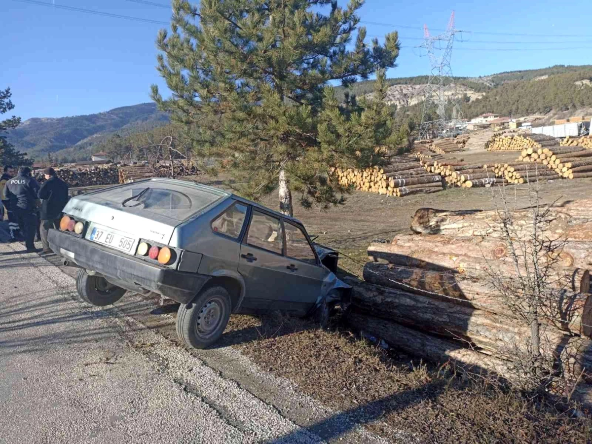 Otomobil, yol kenarında istiflenen ağaçlara çarptı: 1 yaralı