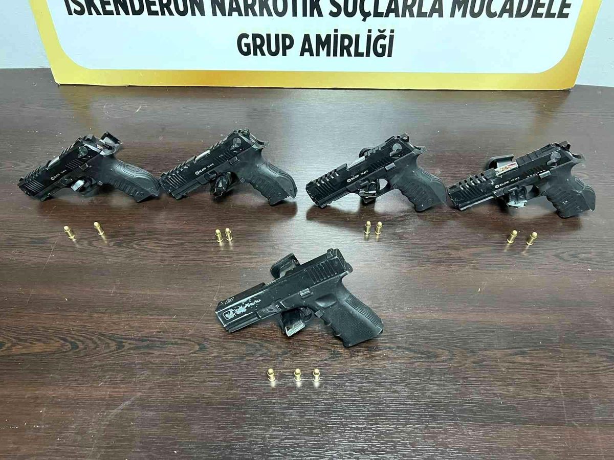 Otomobilde 5 adet ruhsatsız tabanca ele geçirildi