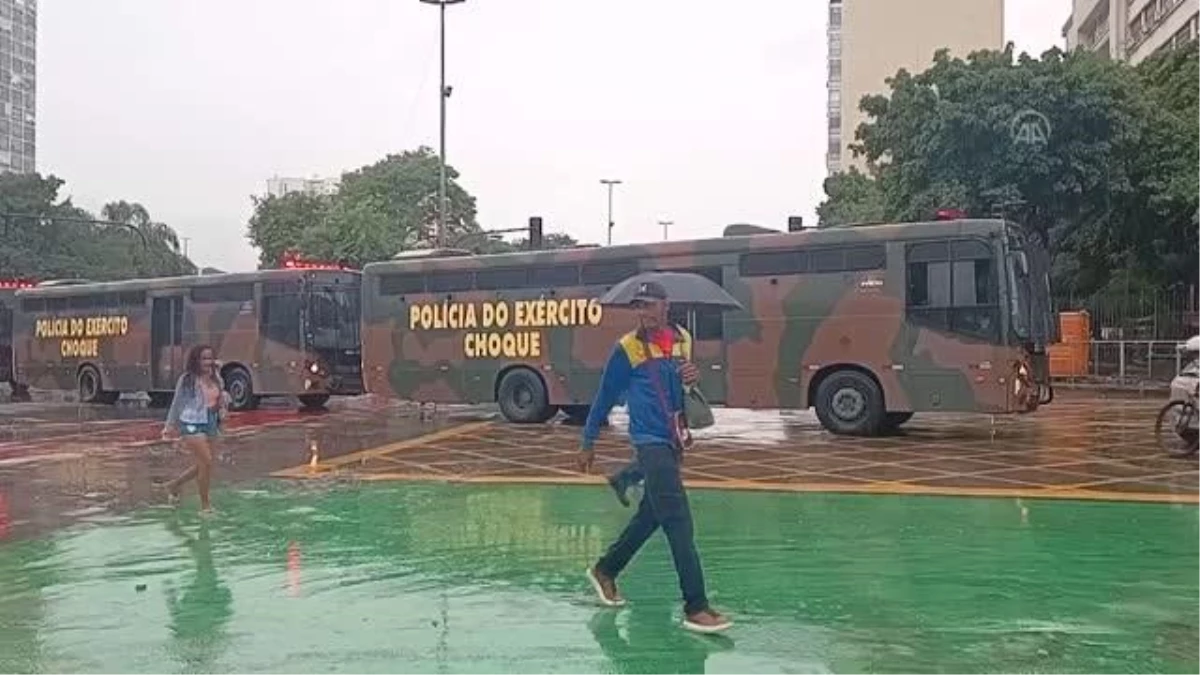 Rio de Janeiro\'da askeri binalar önünde güvenlik önlemleri artırıldı