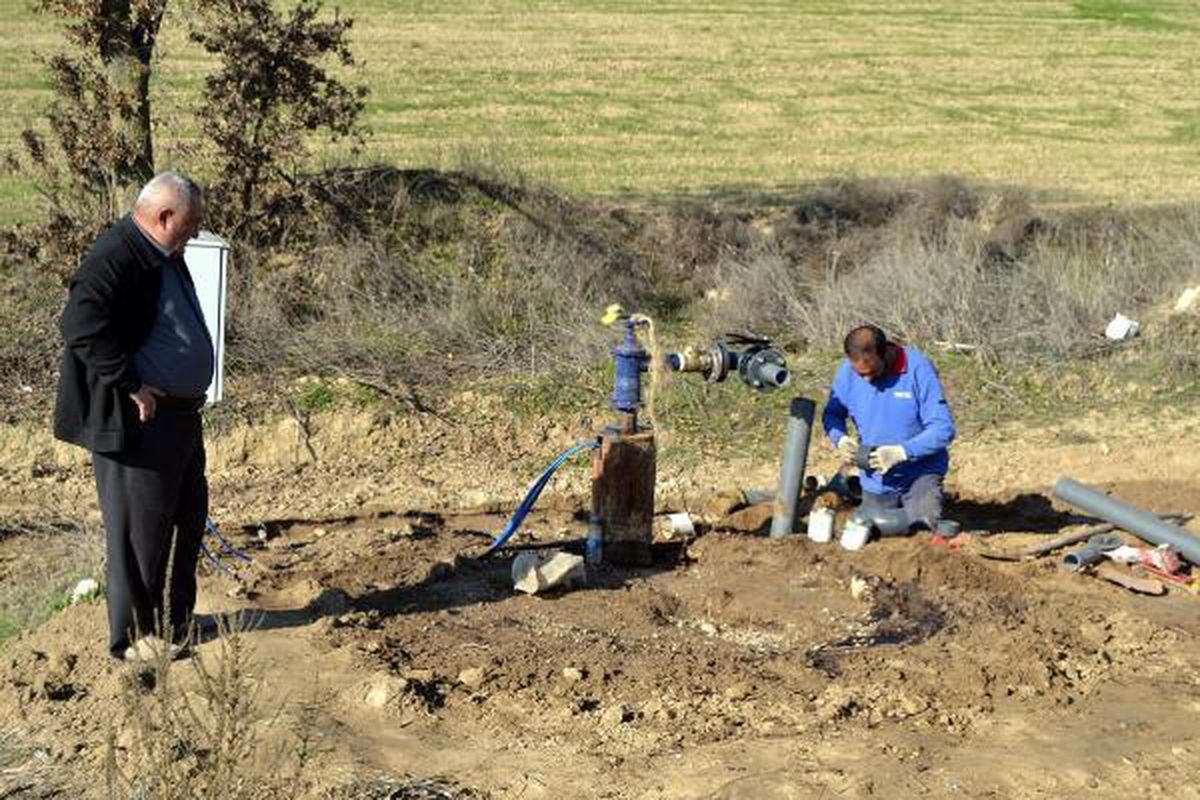 Manisalı çiftçi su ararken petrol benzeri sıvı buldu
