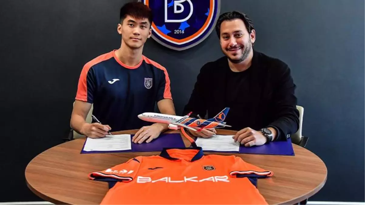 Süper Lig tarihinde bir ilk! Shaocong Wu resmen Başakşehir\'de