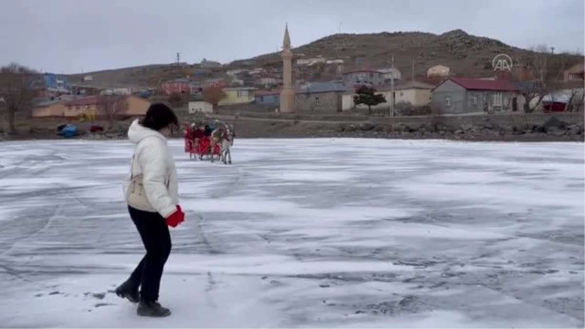 Turistler buz üzerinde atlı kızakla gezinti için tur firmalarıyla Çıldır\'a geliyor