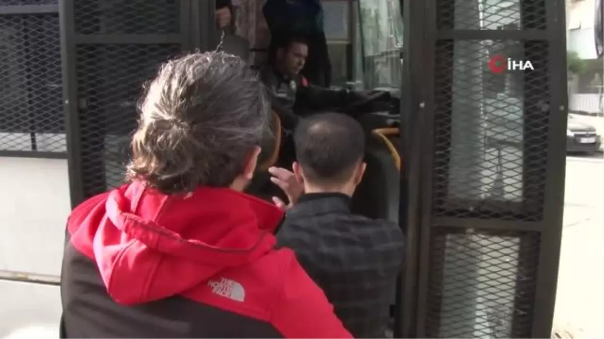 Yüzlerce kişiyi dolandıran emlak şirketinin Kadıköy\'deki ofisine polis baskını