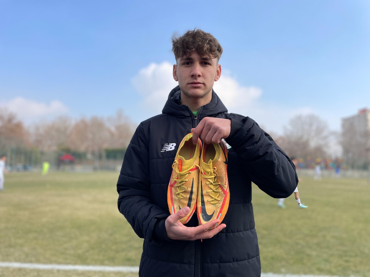 Ahmet Çalık\'ın krampon hediye ettiği genç, merhum futbolcuyu hüzünle yad ediyor