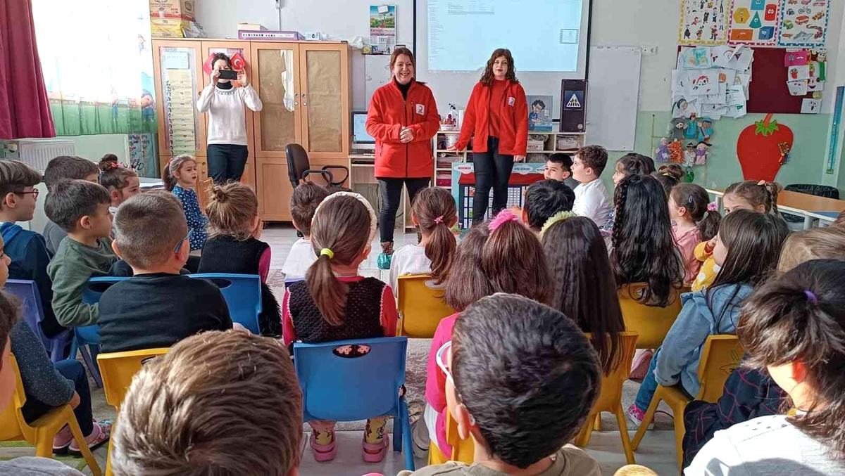 Anaokulu öğrencilerinden Kızılay\'a kırtasiye malzemesi desteği