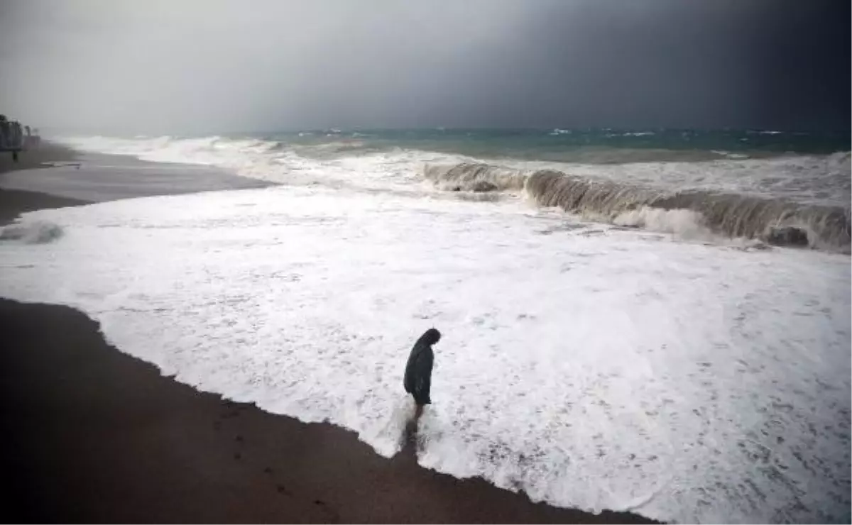 Antalya\'da yağmur ve fırtına, hayatı durma noktasına getirdi