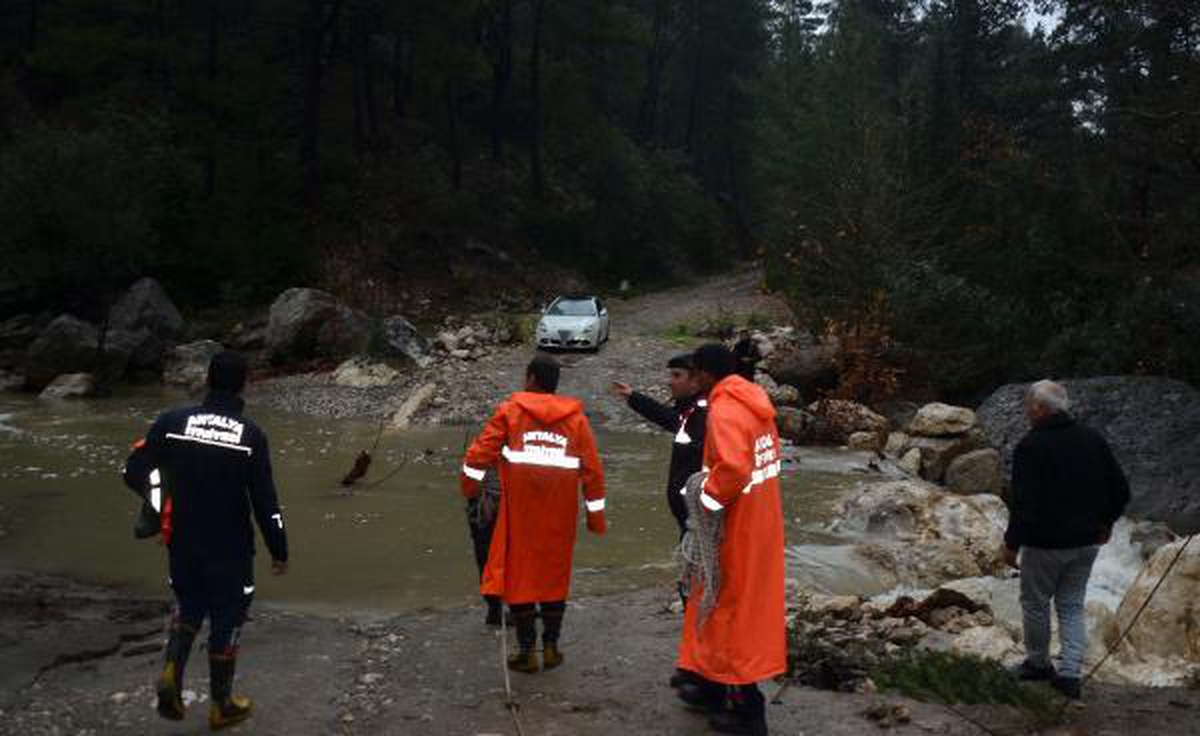 Antalya\'da yağmur ve fırtına, hayatı durma noktasına getirdi (4)