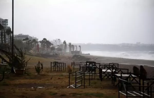 Yollar göle döndü, ağaçlar devrildi! Antalya'da yağmur ve fırtına, hayatı durma noktasına getirdi