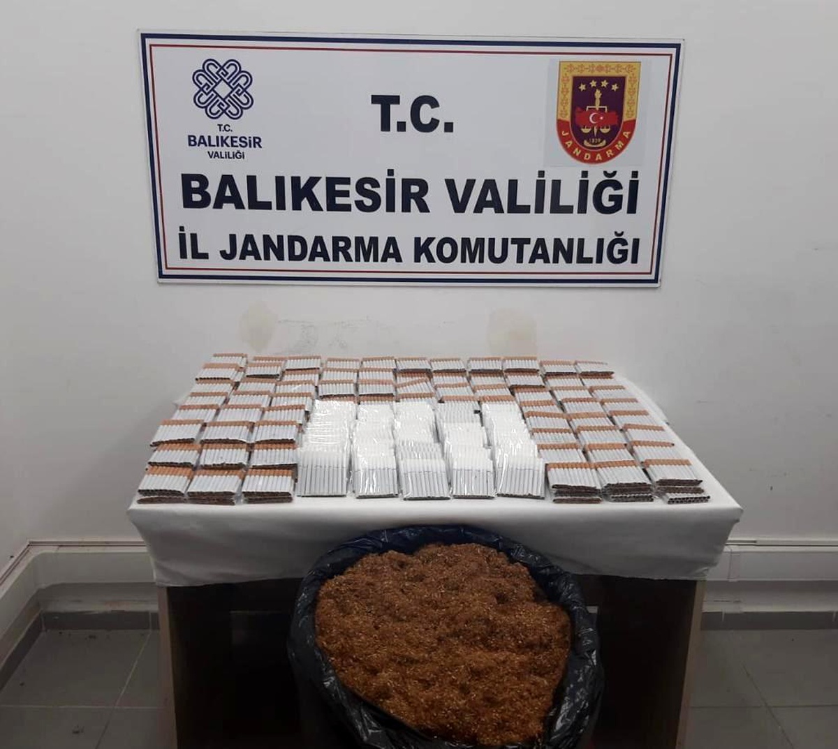 Ayvalık\'ta jandarma kaçak tütün operasyonu