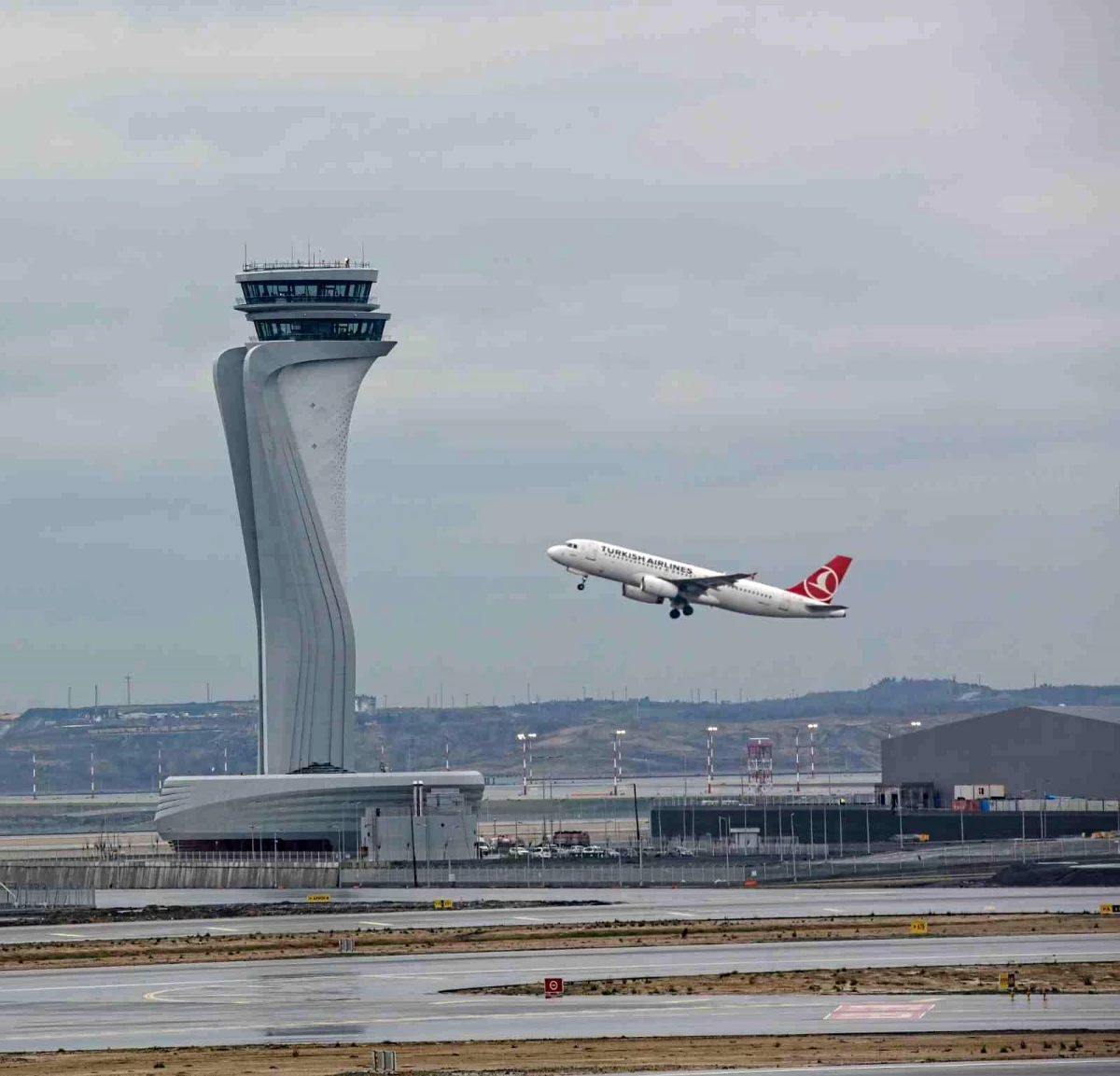 Bakan Karaismailoğlu: "2022\'de havalimanlarımızda 182,3 milyon yolcumuzu ağırladık"