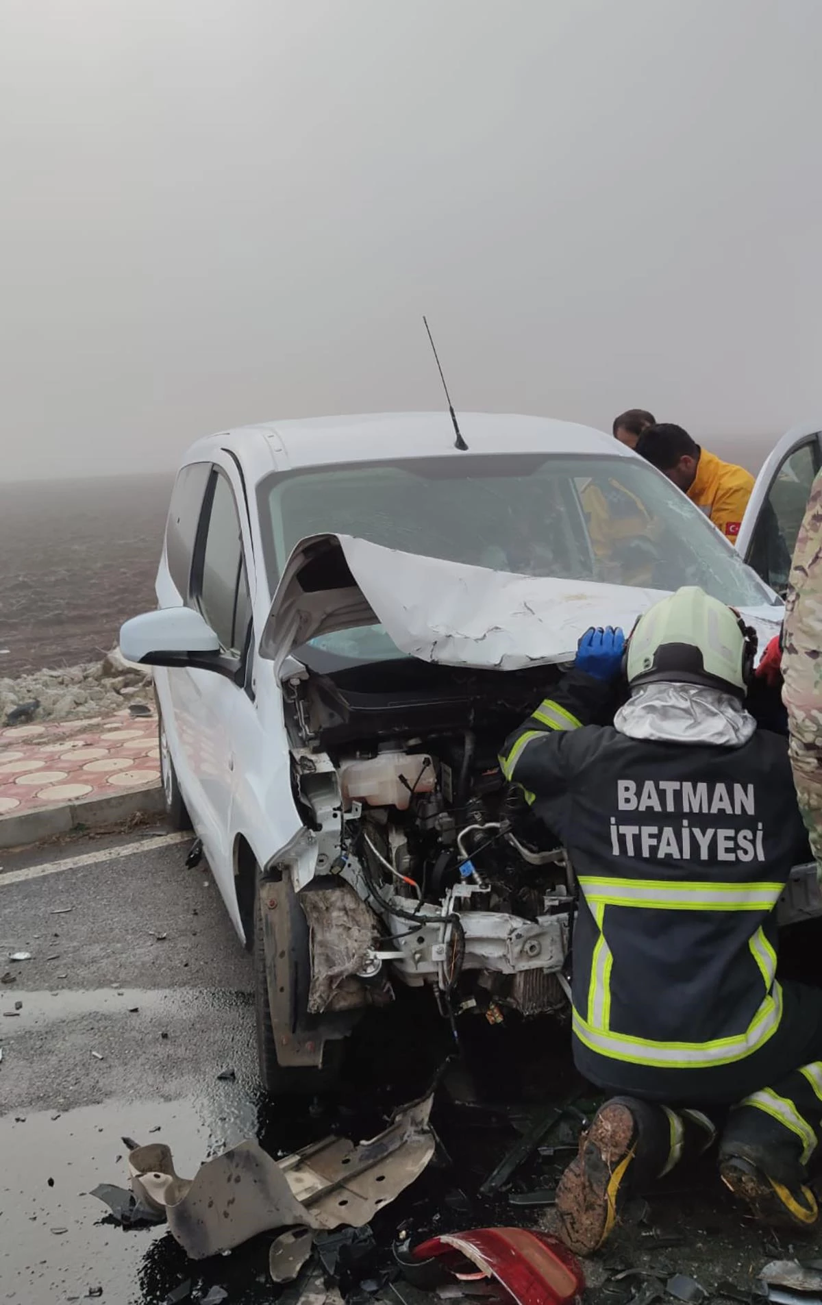 Batman\'da hafif ticari araç ile otomobil çarpıştı, 1 kişi öldü, 4 kişi yaralandı