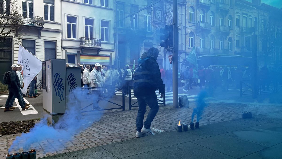 Belçika\'da yüzlerce polis zam talebiyle eylem düzenledi
