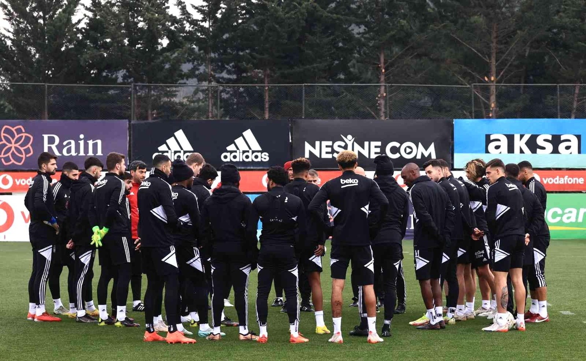 Beşiktaş\'ta idmanı Başkan Çebi de izledi