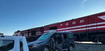 Hemzemin geçitte yük treninin çarptığı hafif ticari aracın sürücüsü yaralandı