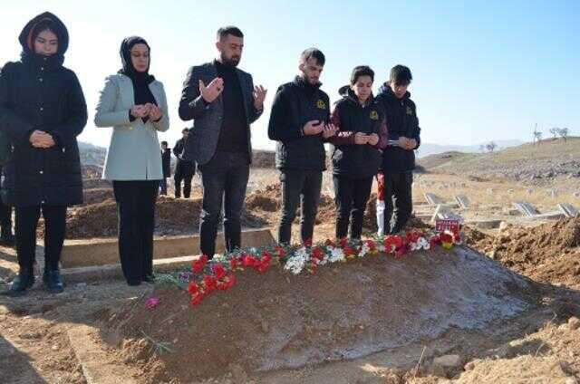 Elazığlılar, annesinin cenazesini kabul etmediği zihinsel engelli Zühal'in mezarına karanfil bıraktı