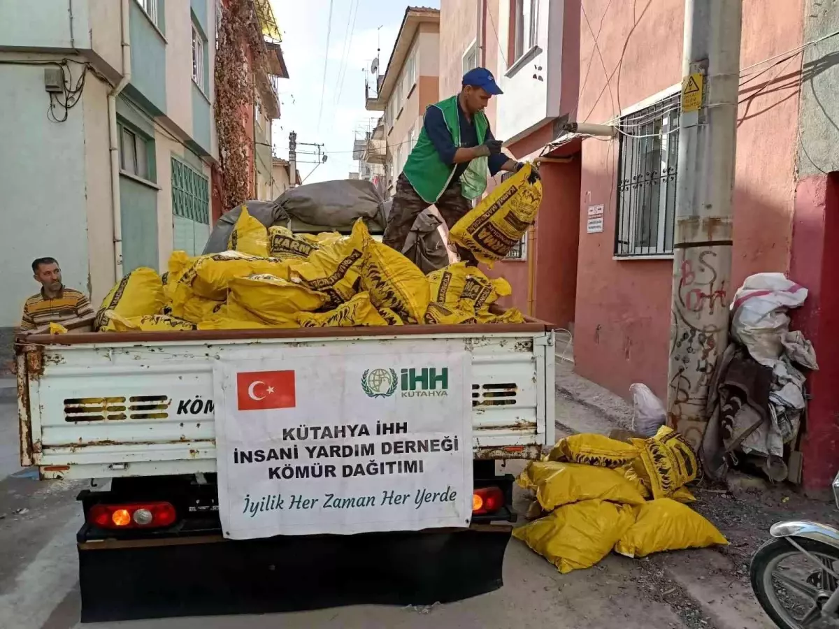 İHH\'dan 110 aileye odun ve kömür, 60 aileye soba yardımı