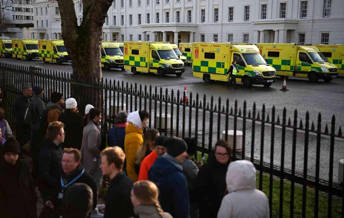 İngiltere ve Galler\'de ambulans çalışanları ikinci kez grevde