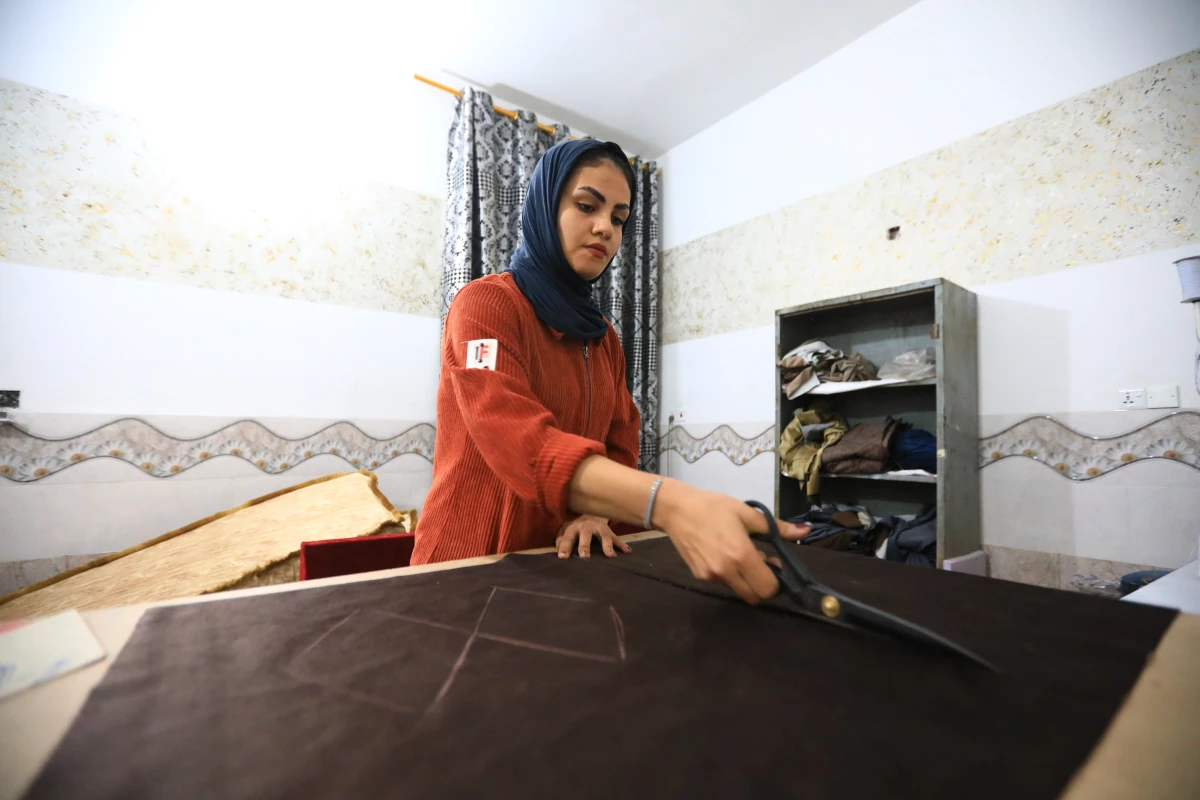Irak\'ta marangozluğu erkeklerin tekelinden çıkaran genç kadın mesleğinde iddialı