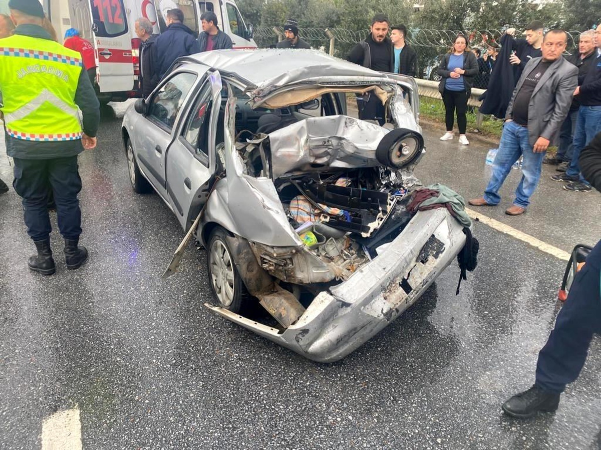 Işıklı kavşakta kamyon ile otomobil çarpıştı: 1\'i ağır 3 yaralı