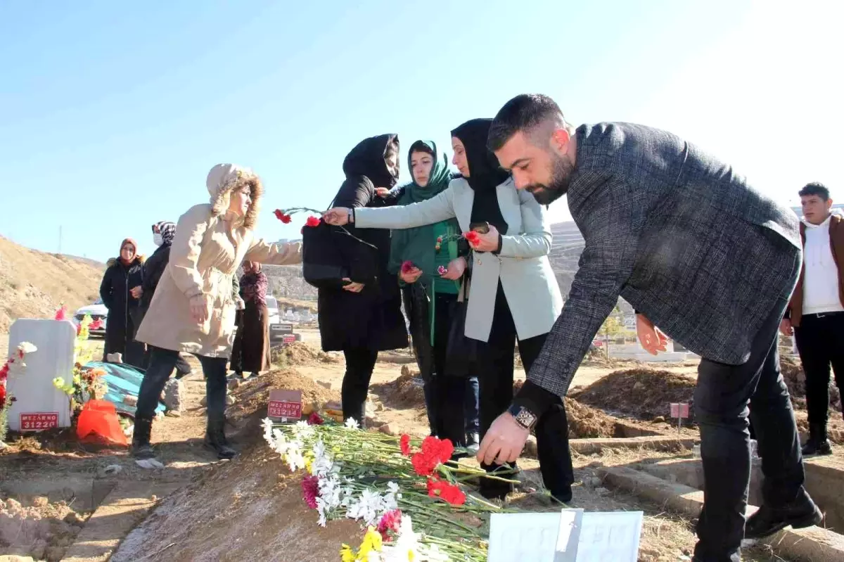 Kimsesizler mezarlığına gömülmüştü... Elazığlılar engelli kızın mezarına karanfil bırakarak dua etti