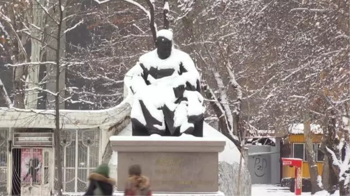 Kırgızistan\'ın başkenti Bişkek\'te soğuk hava ve kar etkili oluyor