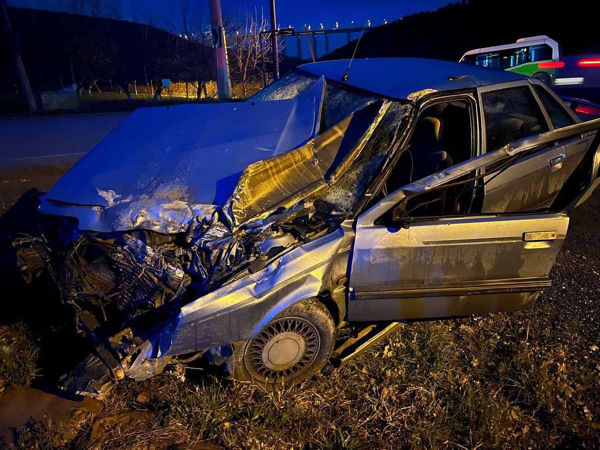 Kocaeli\'de tırla çarpışan otomobildeki 2 kişi yaralandı