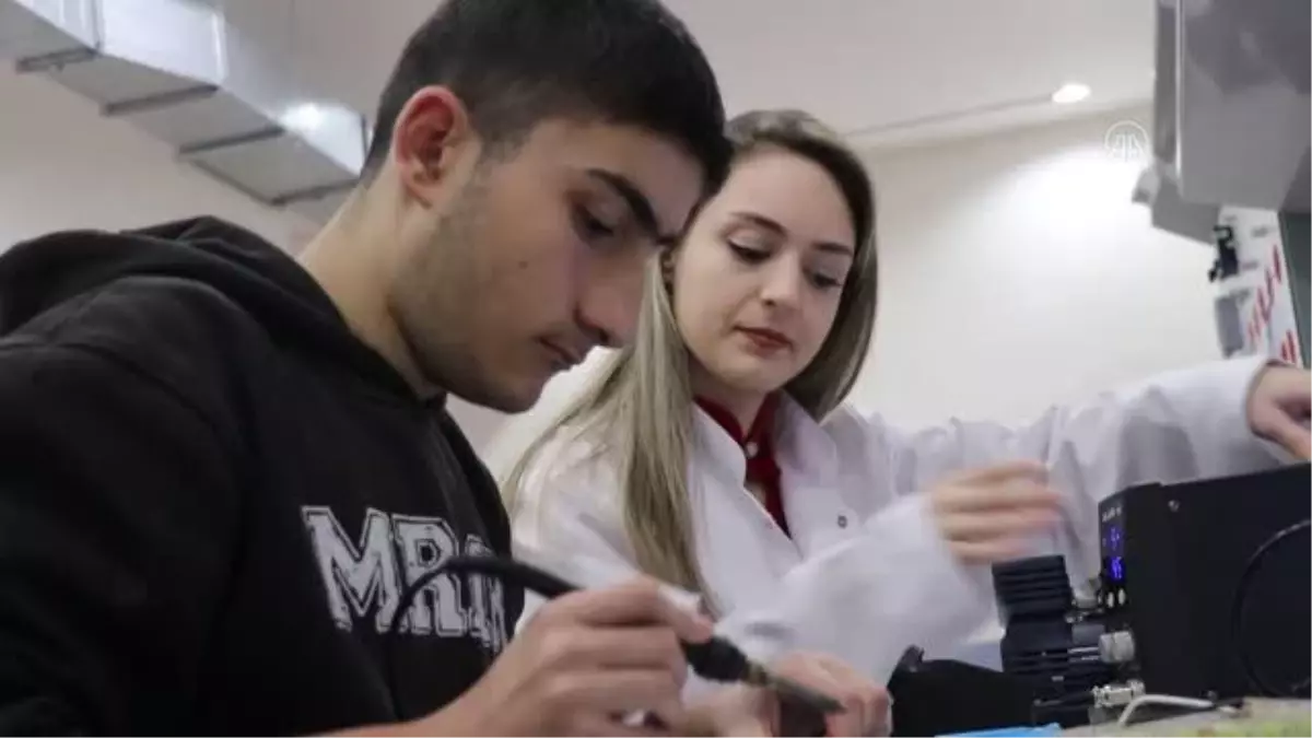 Lise öğrencileri güneş enerjisiyle çalışan bisiklet yaptı