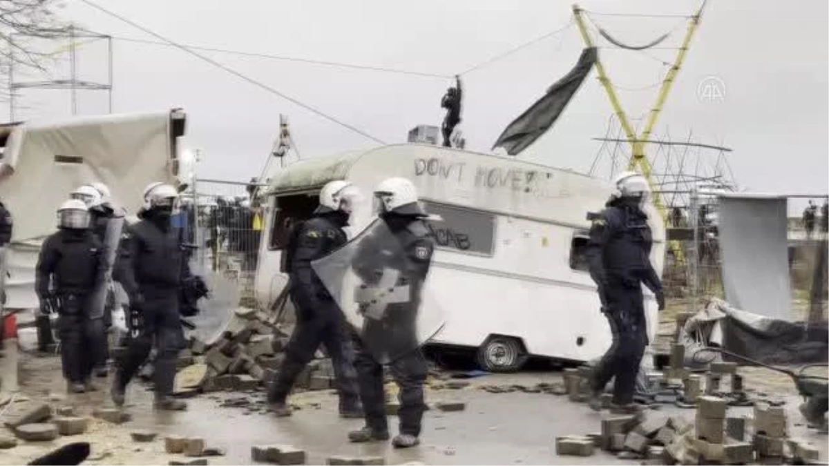 LÜTZERATH - Almanya\'da polis çevre aktivistlerini maden köyünden tahliye etmeye başladı