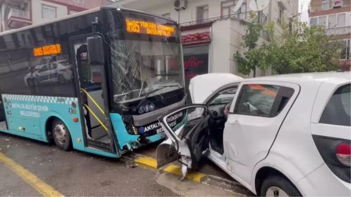 Otobüsle çarpışan otomobilin sürücüsü yaralandı