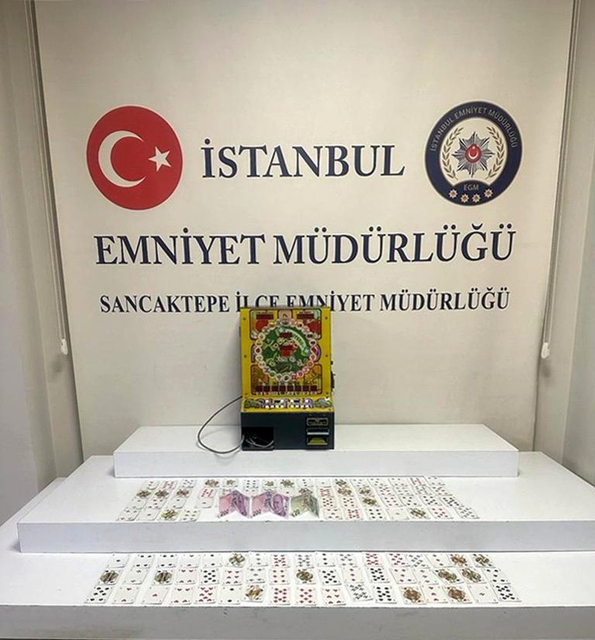 Sancaktepe\'de kıraathanede kumar oynayan 4 kişiye 16 bin 220 TL ceza