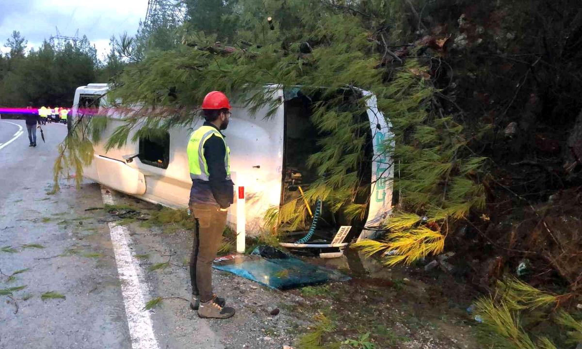Servis aracı kaza yaptı: 7 yaralı