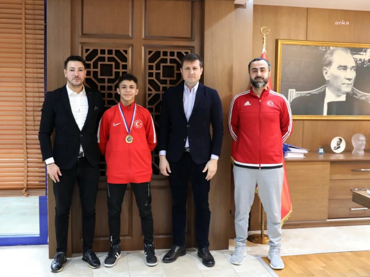 Tekvando Şampiyonundan Çerkezköy Belediye Başkanı Akay\'a Ziyaret