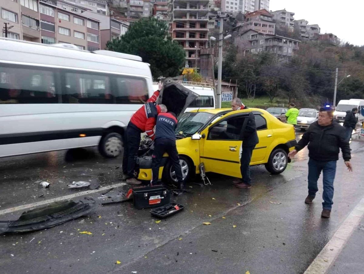 Ticari taksi kamyonetle çarpıştı: 2 yaralı