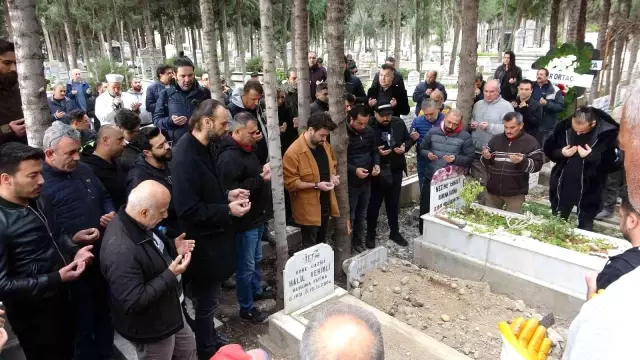 Ünlü müzisyen Hakan Yelbiz, memleketi Mersin'de toprağa verildi