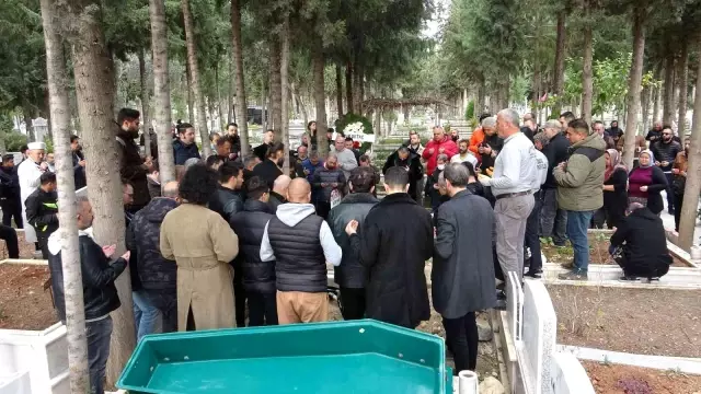 Ünlü müzisyen Hakan Yelbiz, memleketi Mersin'de toprağa verildi