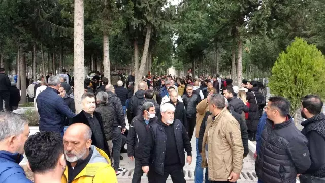 Ünlü müzisyen Hakan Yelbiz, memleketi Mersin'de toprağa verildi