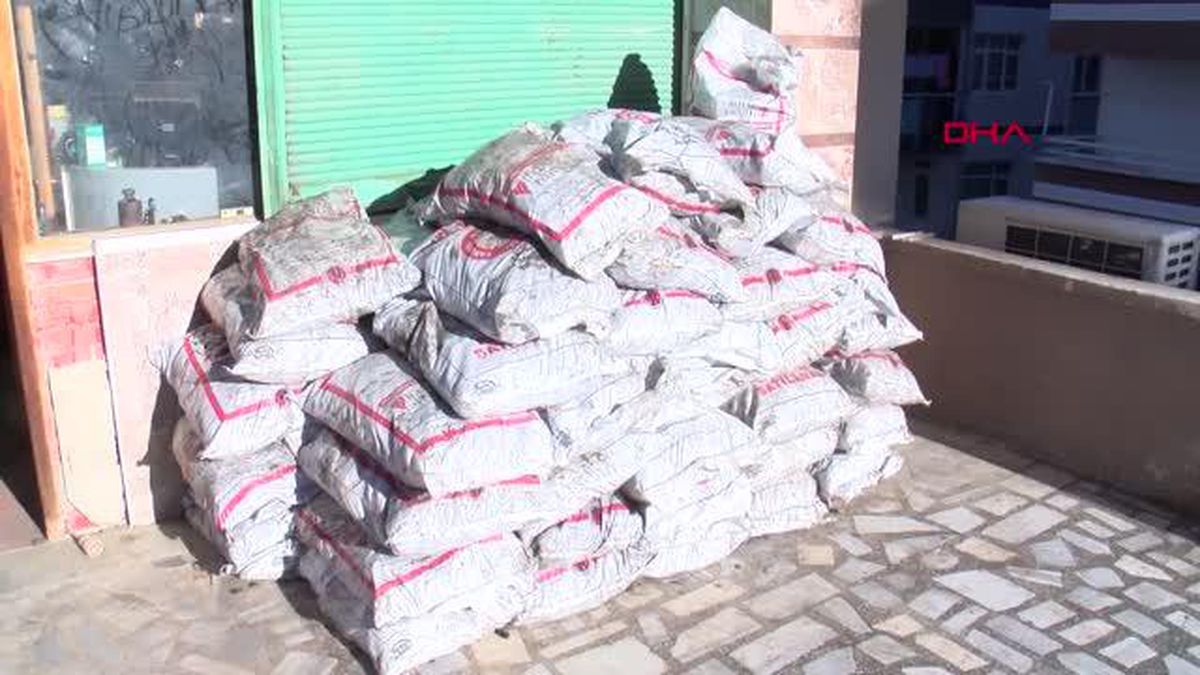 Yardım kömürlerini sahiplerinden alıp satarken kameraya böyle yakalandı