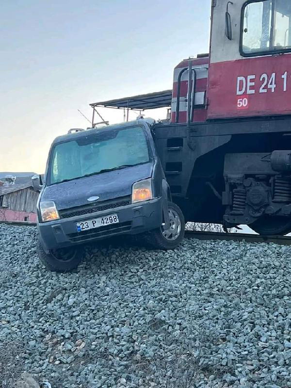 Hemzemin geçitte trenin çarptığı araç 100 metre sürüklendi: 1 yaralı