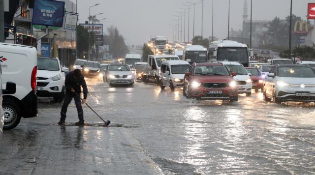 2 gündür etkili olan fırtına ve yağmur Antalya'da hayatı felç etti! Camlar patladı, yollar göle döndü, uçak seferleri aksıyor