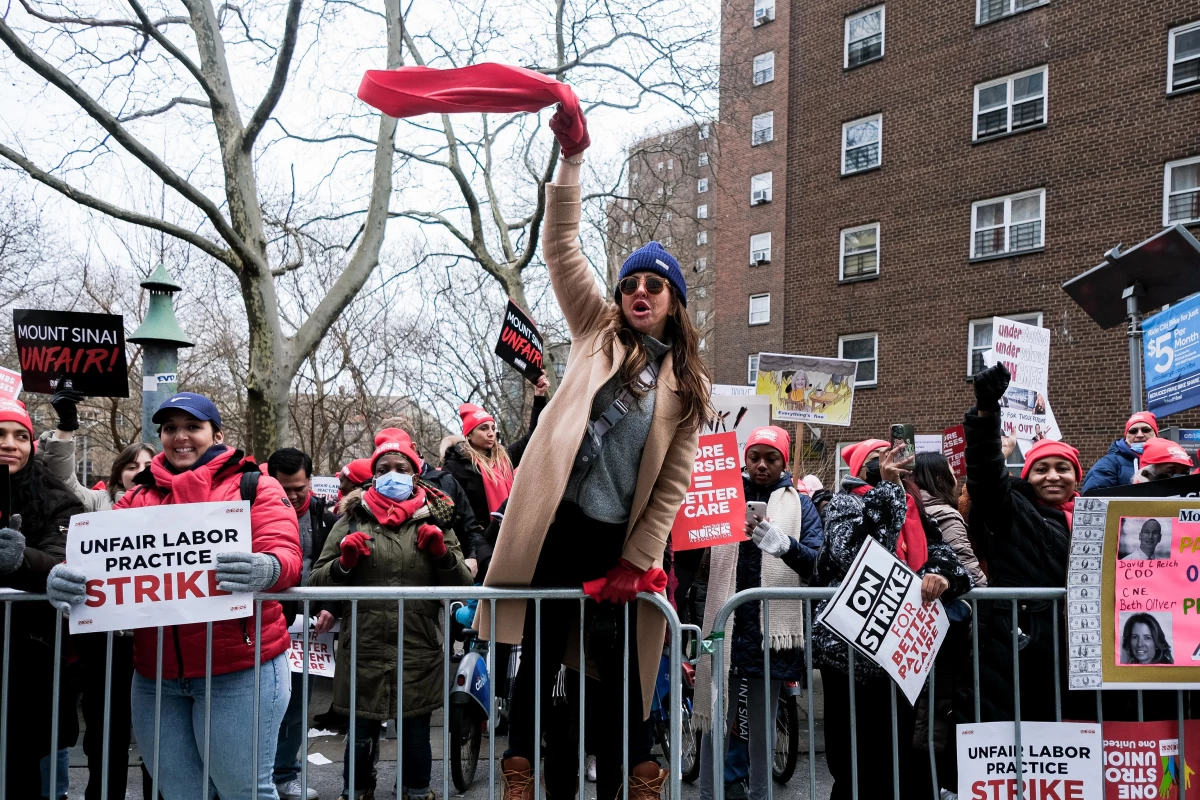 ABD\'nin New York Kentinde Hemşireler Çalışma Koşullarını Protesto Etmek İçin Grevde