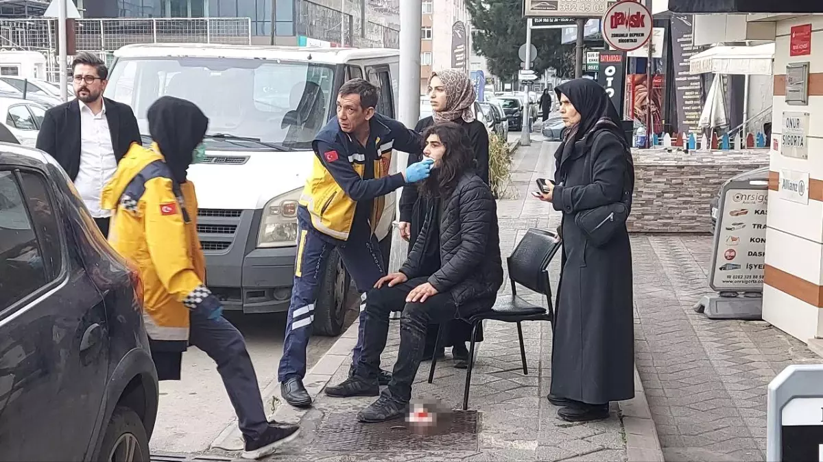 Adliye önü karıştı: Davalık olan aileler birbirlerine girdi, 2 kişi bıçaklandı