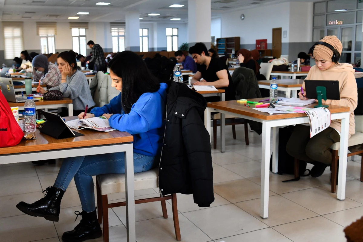 Ankara Büyükşehir\'nin Kütüphane ve Çalışma İstasyonları Başkentli Öğrencileri Bekliyor