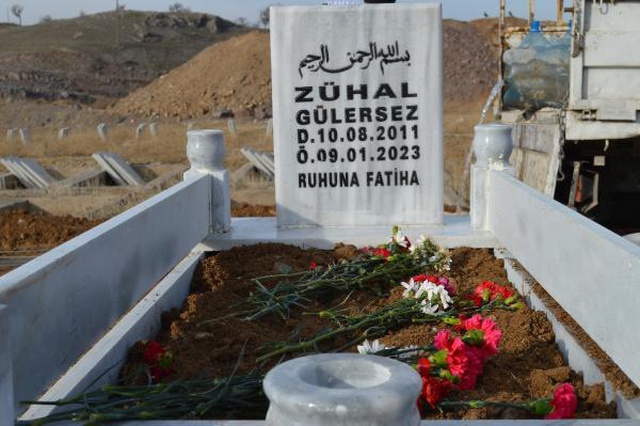 Annesinin cenazesini kabul etmediği zihinsel engelli Zühal'in mezarını, Bakanlık yaptırdı Annesinin cenazesini kabul etmediği zihinsel engelli Zühal'in mezarını, Bakanlık yaptırdı